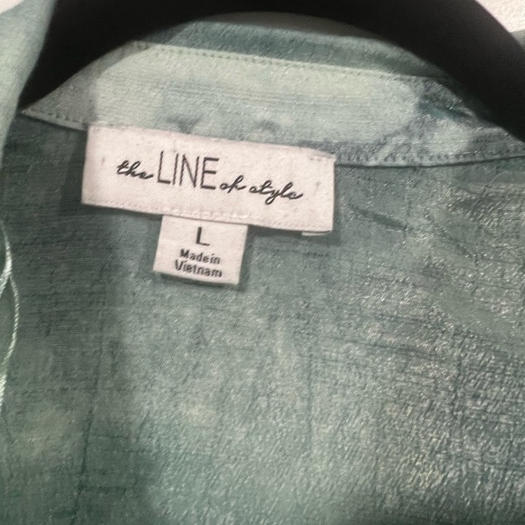 Cute button top with hi low feature with gauzy shimmer fabric - Picture 5 of 5